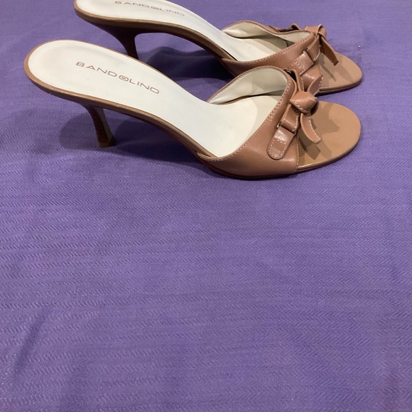 Bandolino Light Brown Sandal with Front Tied Bow, Size 8. 1/2 - Picture 4 of 4